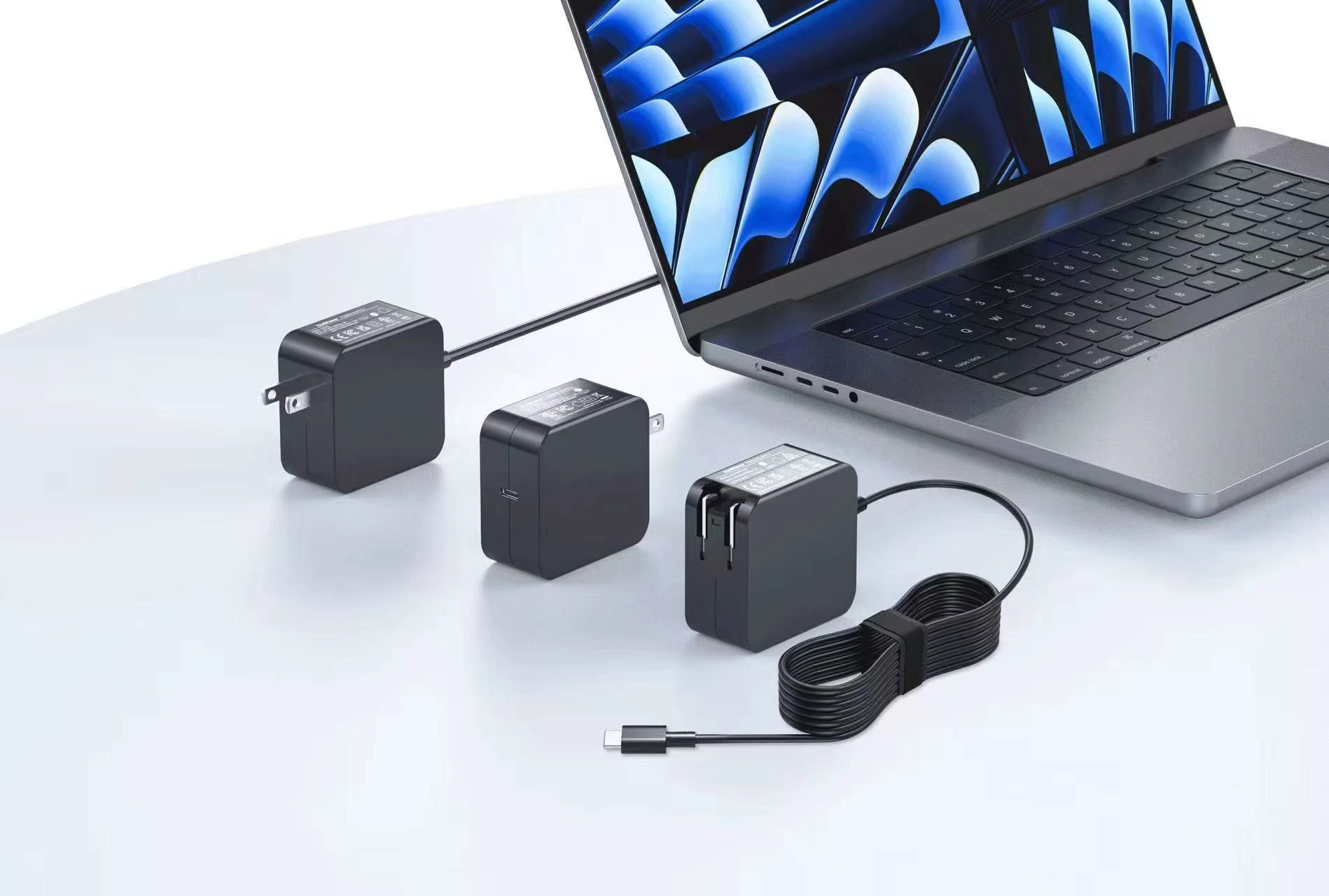 Chine 45W USB-C PD Charger mural rapide avec des adaptateurs de bouchons de voyage UE / UK / UK / UK - Conception compacte et universelle pour les voyages d'affaires fabricant
