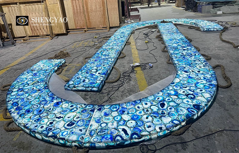 Von hinten beleuchtete, durchscheinende Bar-Arbeitsplatte aus blauem Achatstein