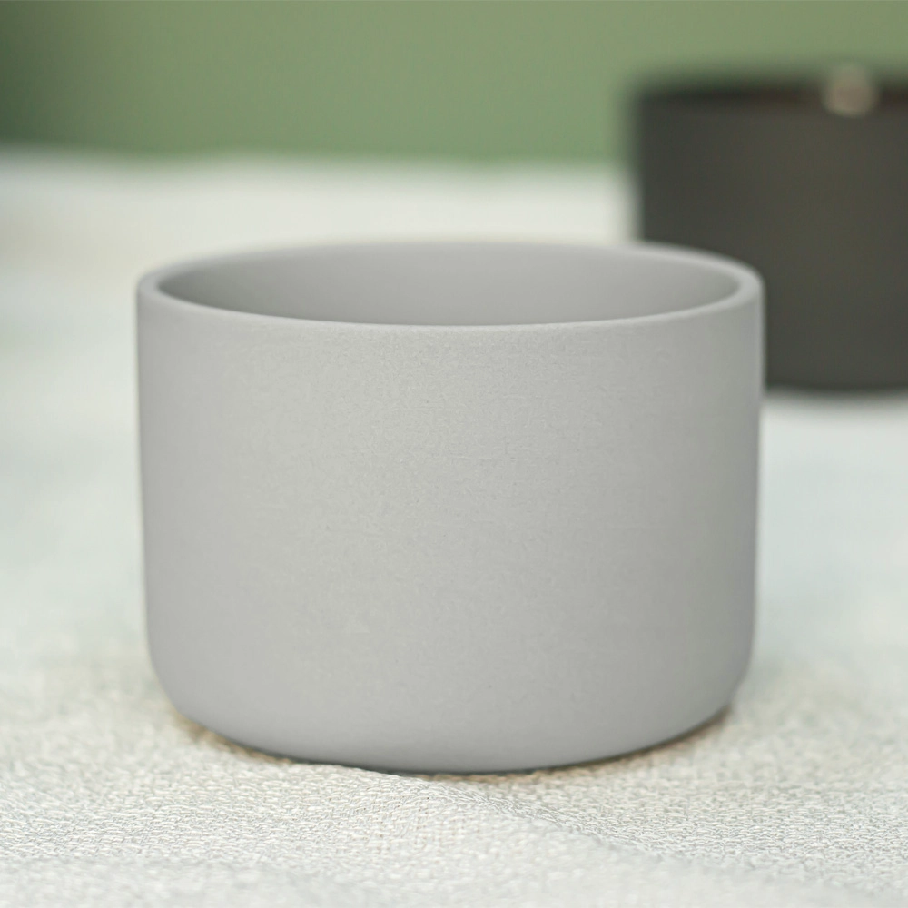 Stock Szary matowy ceramiczny świecznik wotywny