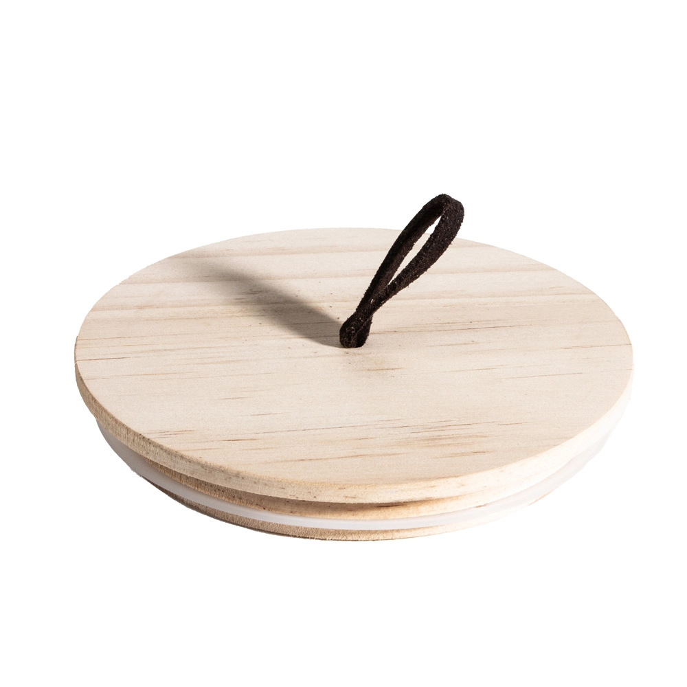 Holzdeckel mit verschiedenen Arten von Knöpfen