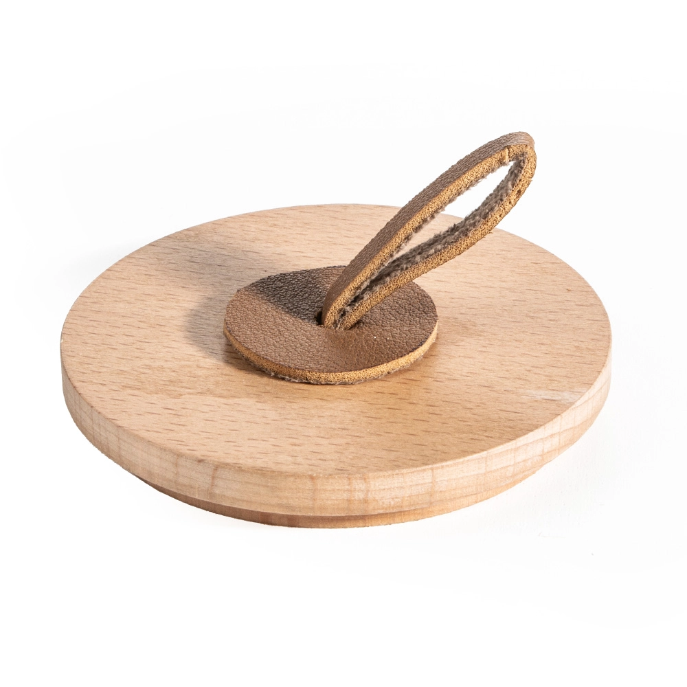 Holzdeckel mit verschiedenen Arten von Knöpfen