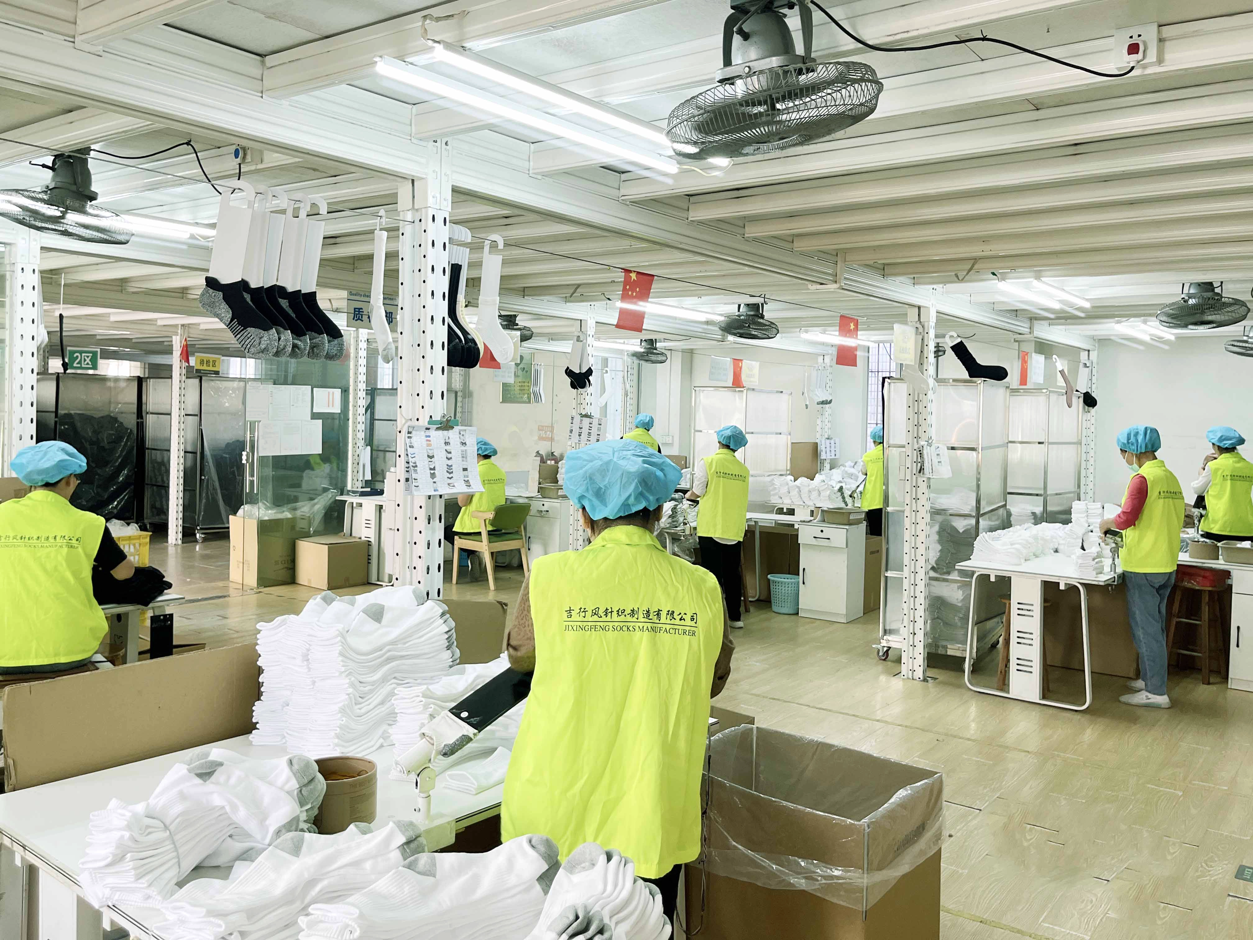 Departamento de inspección de calidad profesional Todos los calcetines se sobreimprimirán 360 grados Aguja de inspección 100% completa