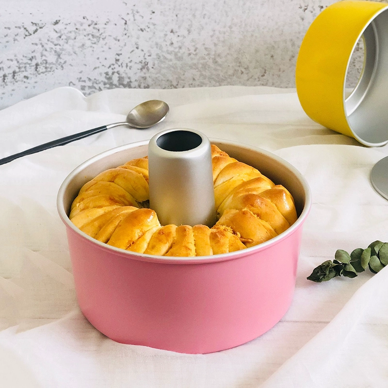 Bunte, abnehmbare Gugelhupfform aus Aluminium