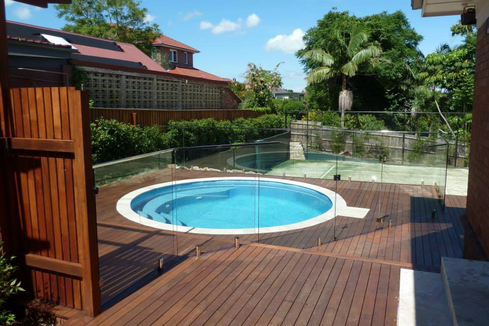 glass pool fence