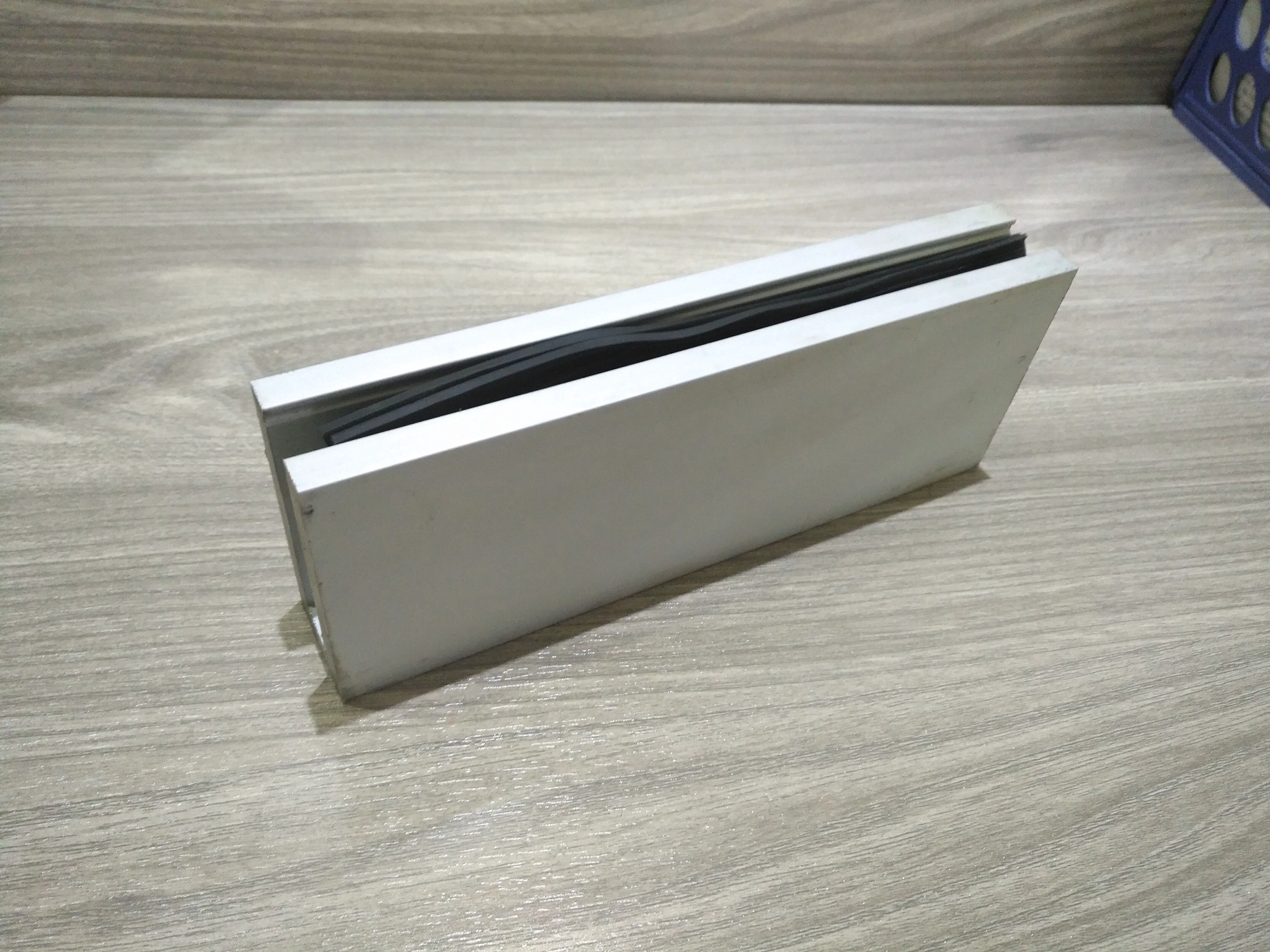 Perfil de alumínio U canal para vidro de esgrima de piscina de vidro frameless corrimão de convés