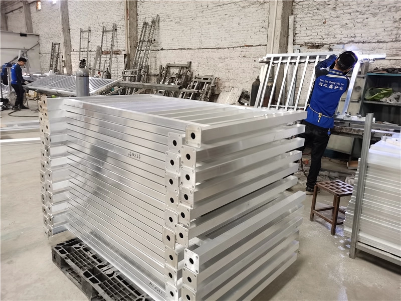 Parvekkeen metalliteräksiset kaiteet