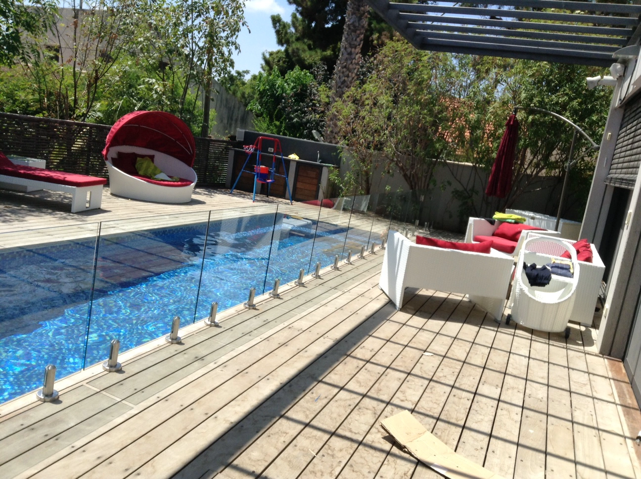 Base mount mini post spigot for glass pool fence