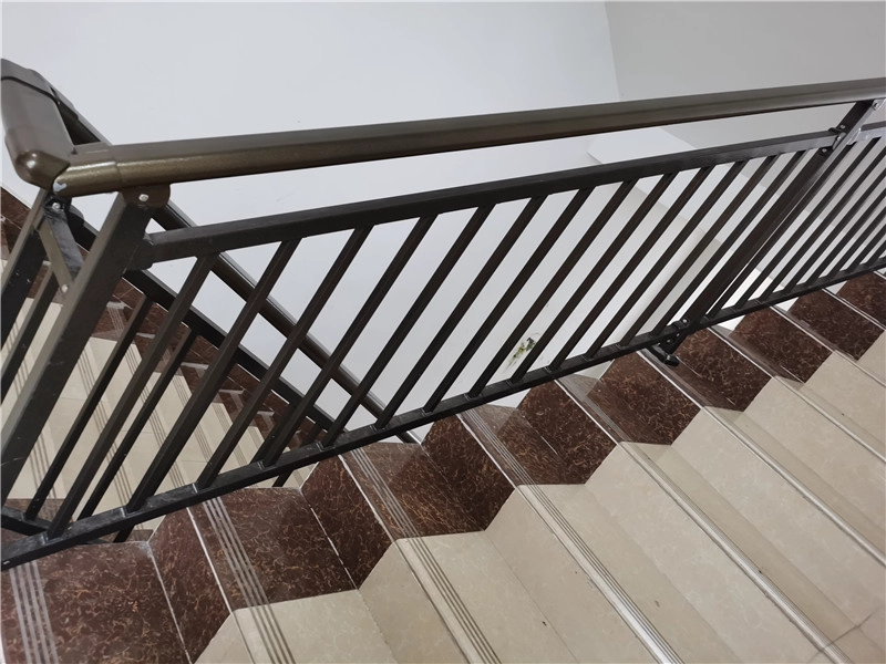 Poręcze balustrad schodowych ze stali ocynkowanej na czarno