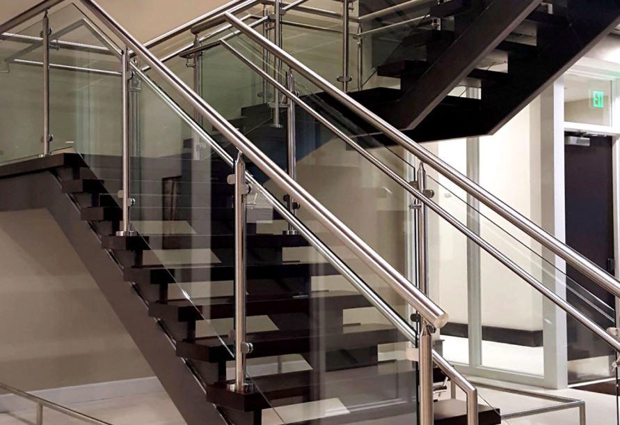Escalera de barandilla de vidrio de acero inoxidable para interiores con vidrio