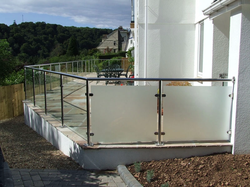 Metalen hek balustrade leuning rond post φ50.8mm met glas clips toegevoegd van balkon, trap, dek en zwembad glazen reling