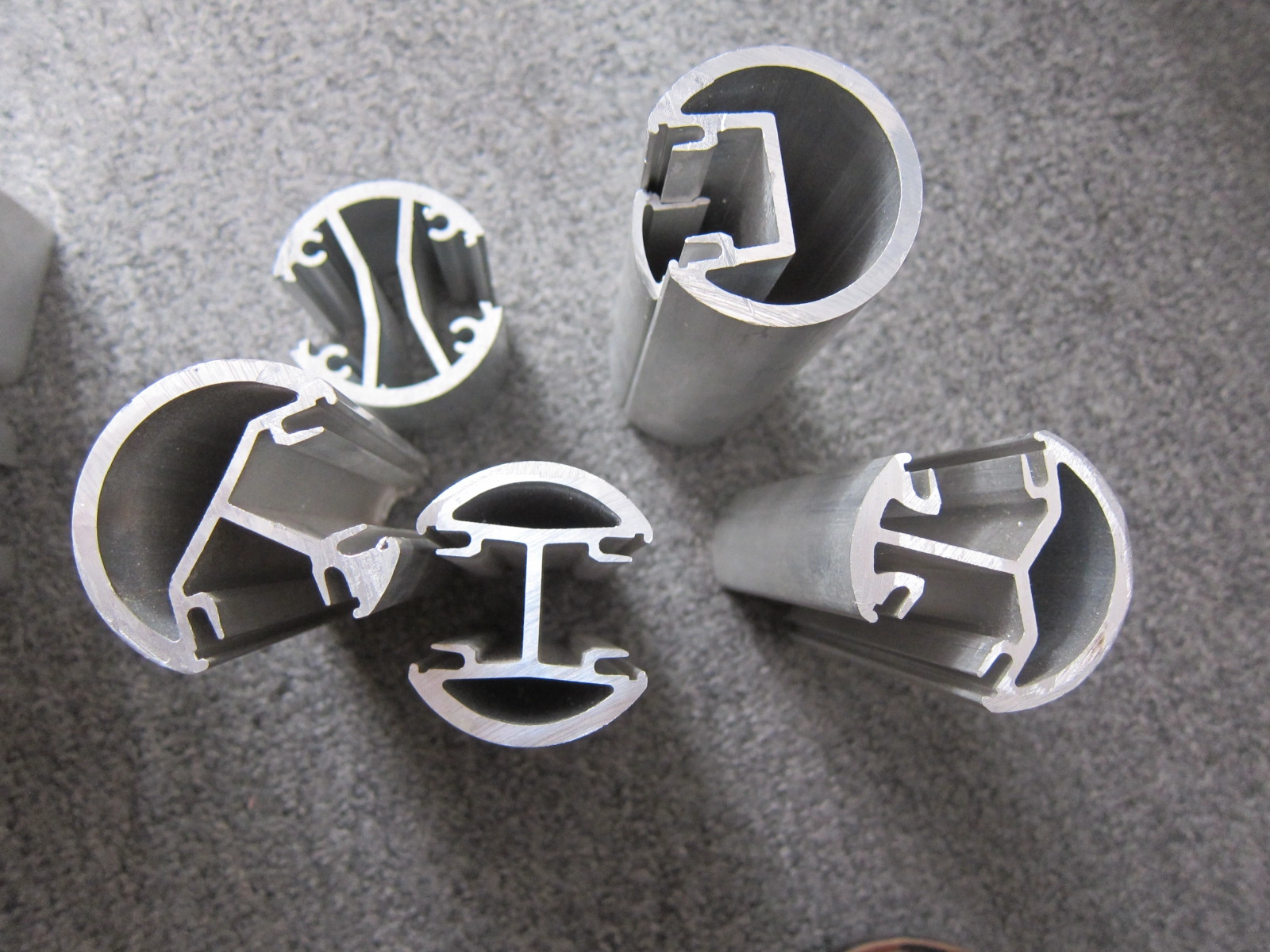 Semi-frameless glass railing round aluminum post