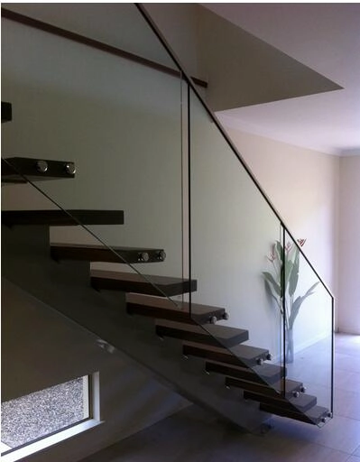 profilo in acciaio inox 316L vetro frameless balcone ringhiera minimal tappatura ferroviario