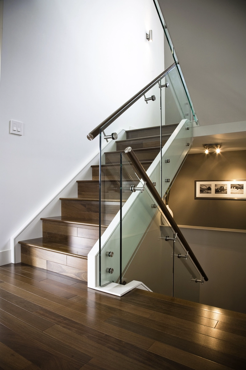 Support de fixation réglable en acier inoxydable pour escalier de luxe balustrade balcon design moderne de garde-corps