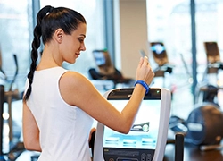 Por que usar o bracelete do silicone de NFC para o controlo de acessos