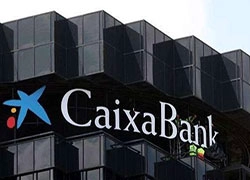 يطرح CaixaBank أساور المعصم غير التلامسية في جميع أنحاء إسبانيا