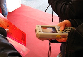 Applicazione del terminale palmare RFID nella verifica del biglietto