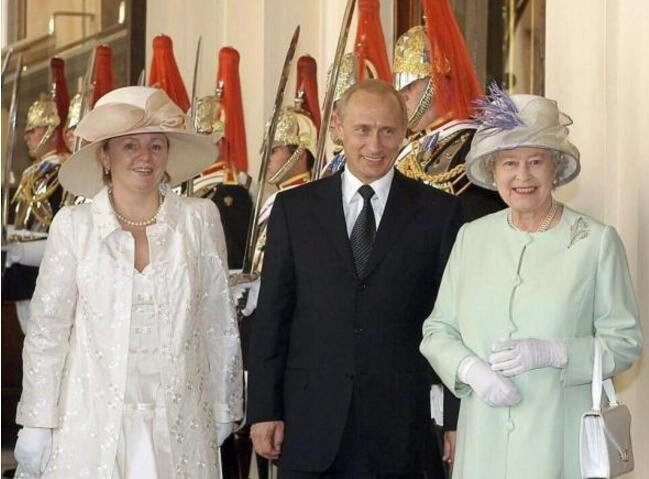 British people like to wear a hat