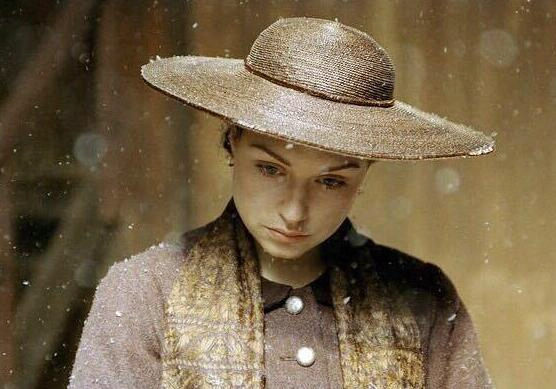 British people like to wear a hat