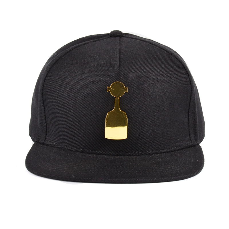 Cappuccio snapback nero con patch in metallo a 5 pannelli