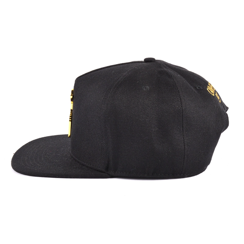 Cappuccio snapback nero con patch in metallo a 5 pannelli
