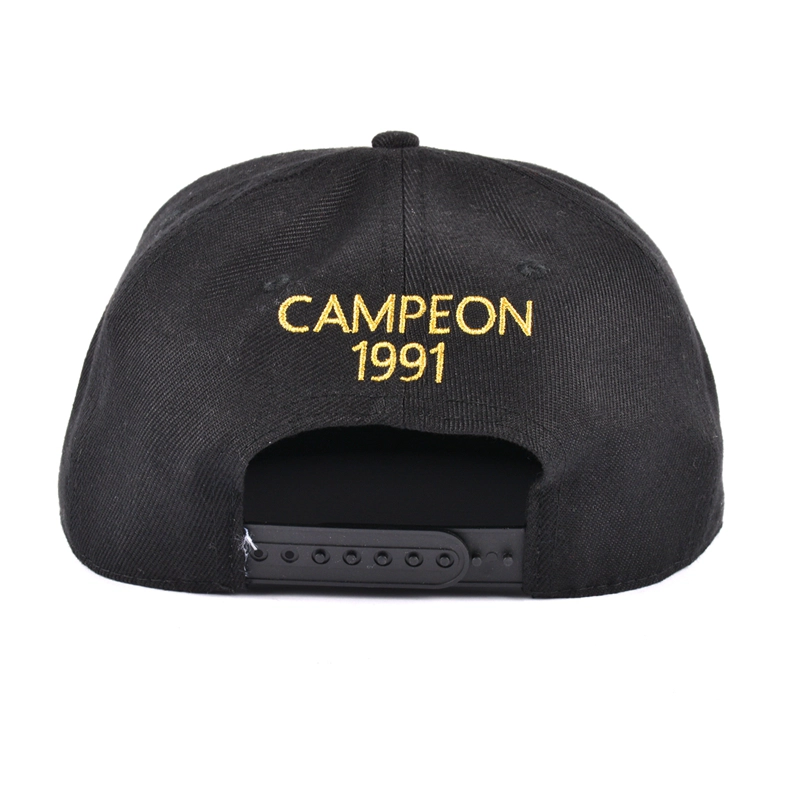 Cappuccio snapback nero con patch in metallo a 5 pannelli