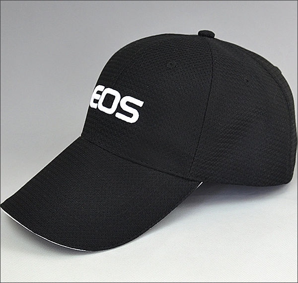 Berretto da baseball nero con ricami in 3D