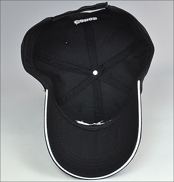 Berretto da baseball nero con ricami in 3D