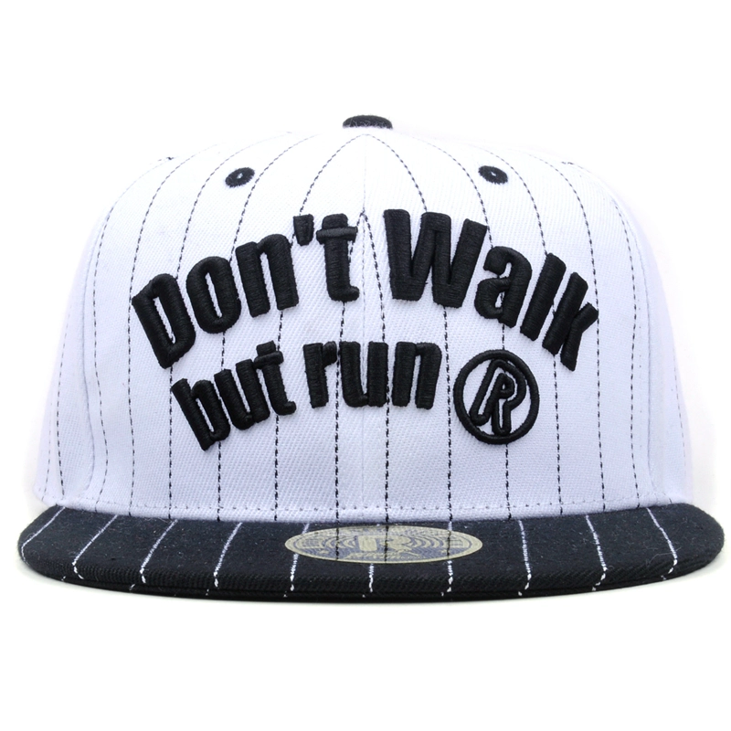 Шапка Snapback в золотом цвете с регулируемым и регулируемым краем в сплошном цвете