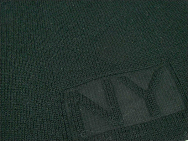 zwarte winter beanie muts met een hoge dichtheid logo