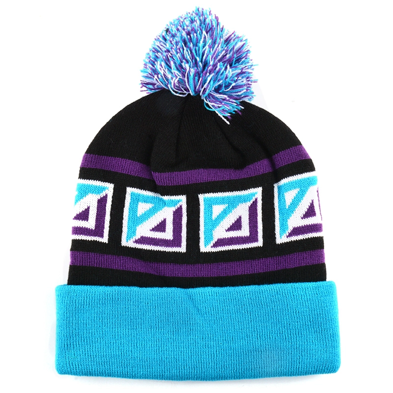 cappello beanie in porcellana con spilla, cappello beanie in porcellana nera in vendita