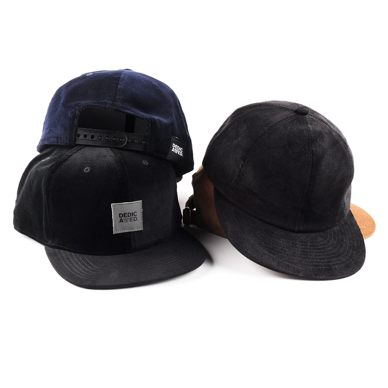 fornitore di cappelli piatti a tesa larga in velluto a coste piatte