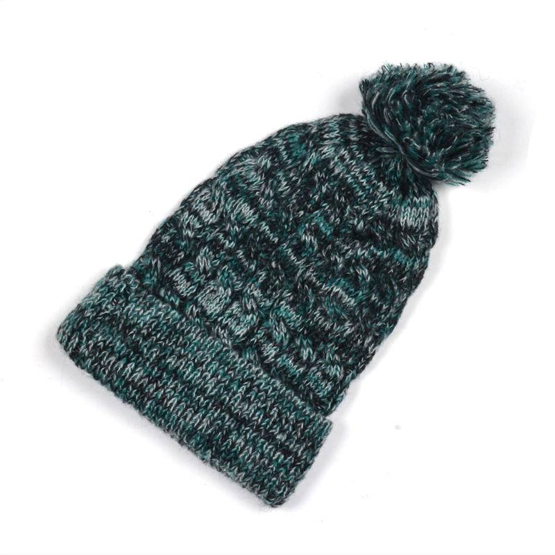 pas winter muts aan met pom pom
