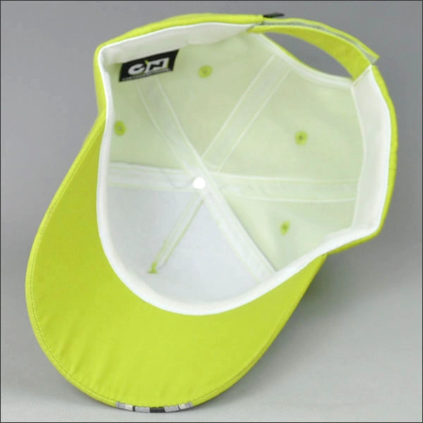 personalizzazione ricamata scherza il cappello in giallo