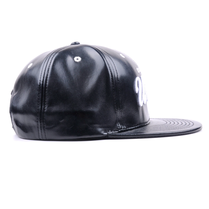 cappello snapback in pelle con logo ricamato
