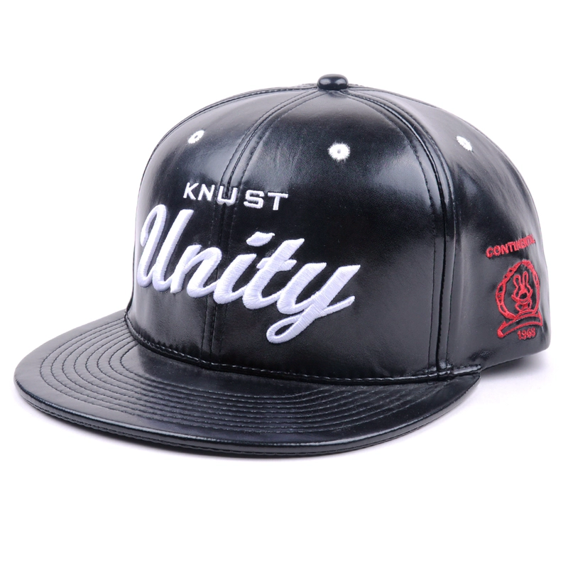 cappello snapback in pelle con logo ricamato