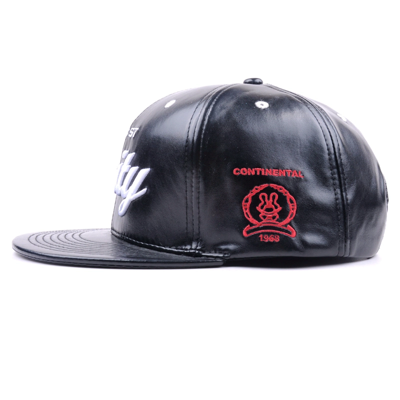 cappello snapback in pelle con logo ricamato