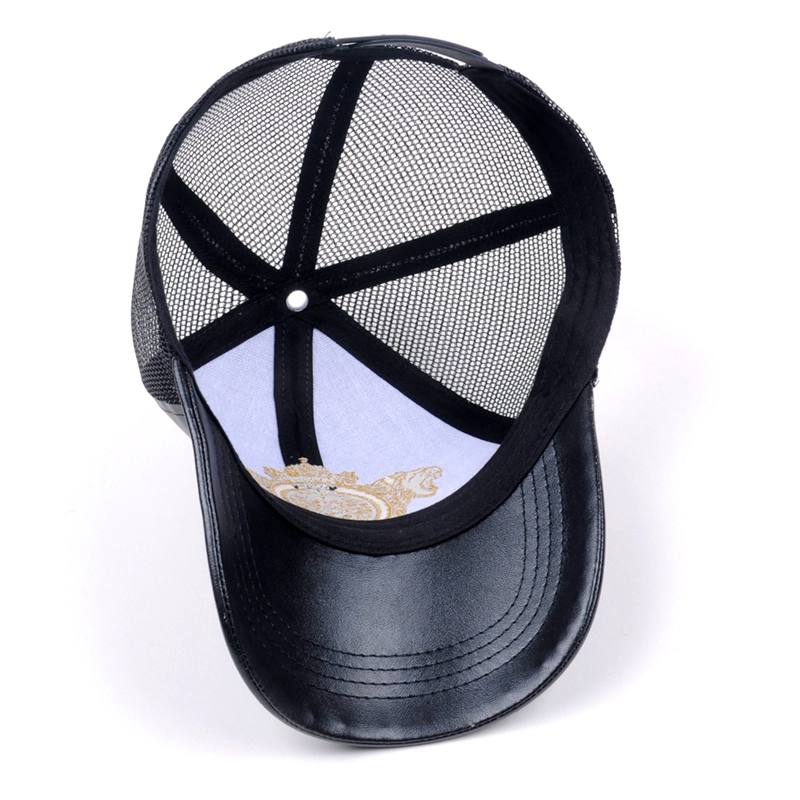 Gorra de camionero de piel con logo bordado.