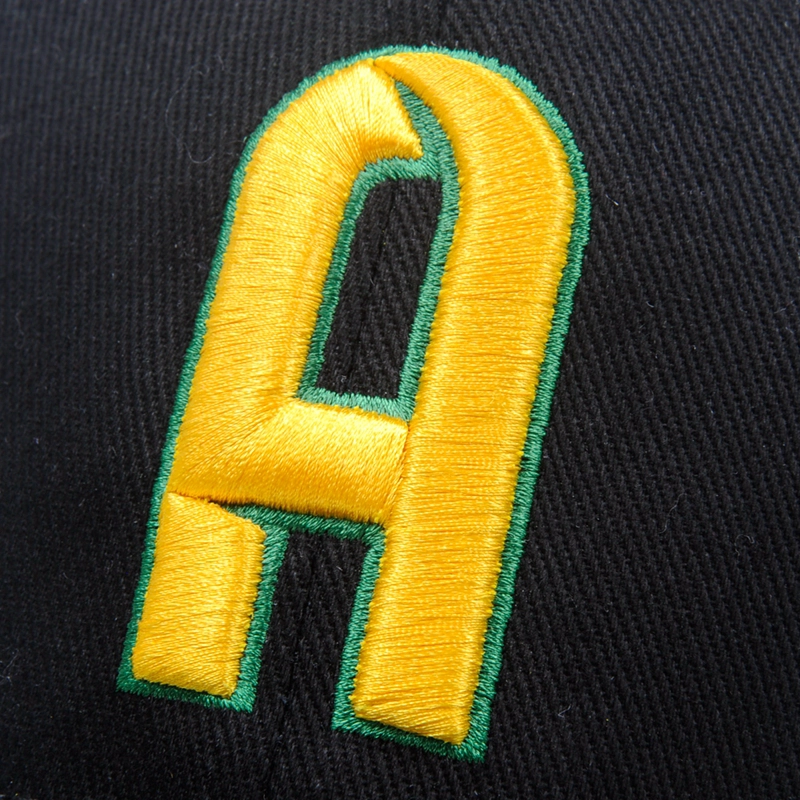 Metallic-Baseballmütze mit hochwertiger Stickerei
