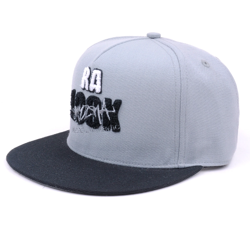 Toalla bordado logo 5 paneles snapback cap.