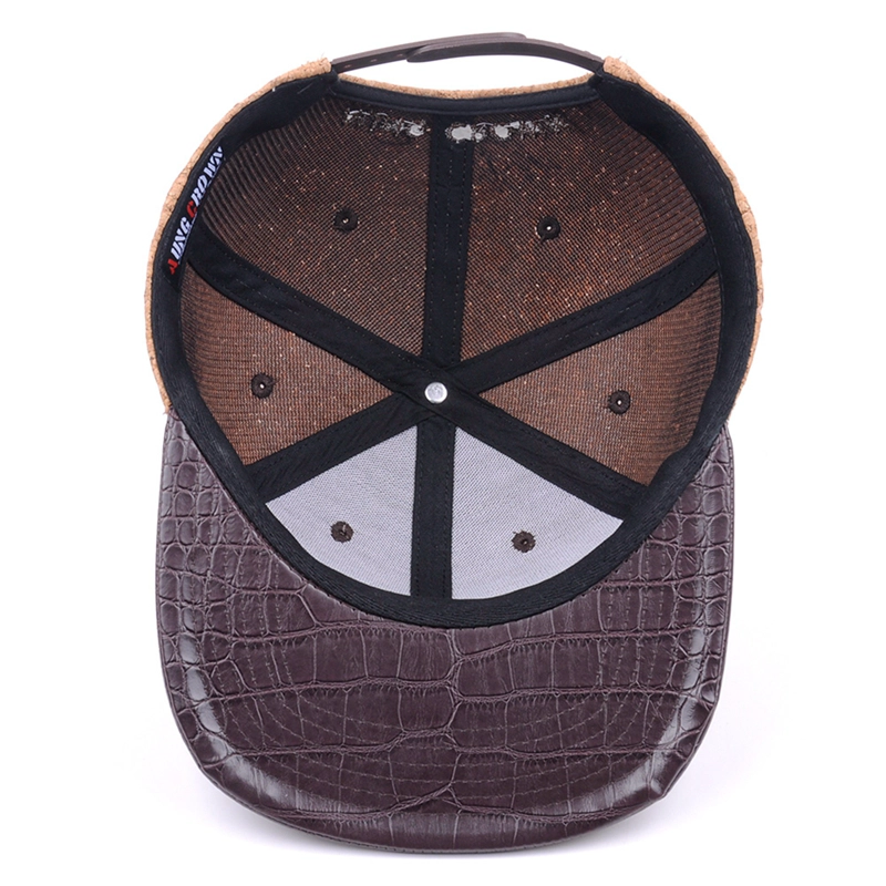 Cappellino con chiusura a scatto in legno