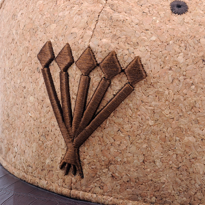 Cappellino con chiusura a scatto in legno