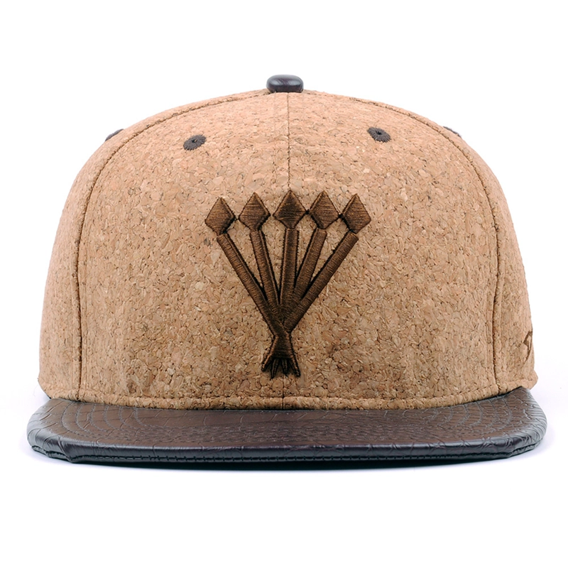 Cappellino con chiusura a scatto in legno