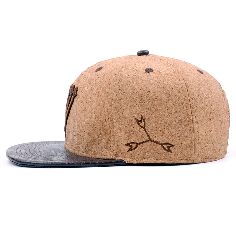 Cappellino con chiusura a scatto in legno