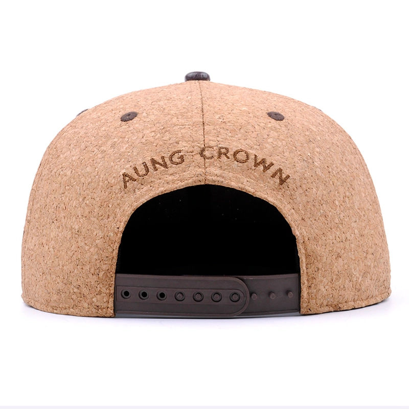 Cappellino con chiusura a scatto in legno