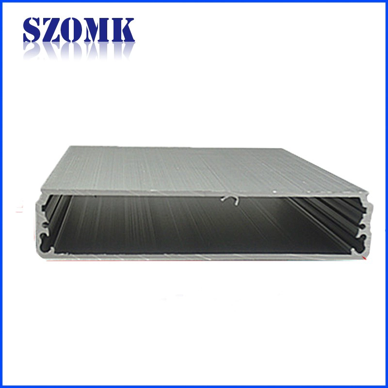 6063 Boîtier de boîtier de carte électronique en alliage d'aluminium extrudé avec corps, découpage sur mesure, usinage AK-C-B11 22 x 104 x 130 mm