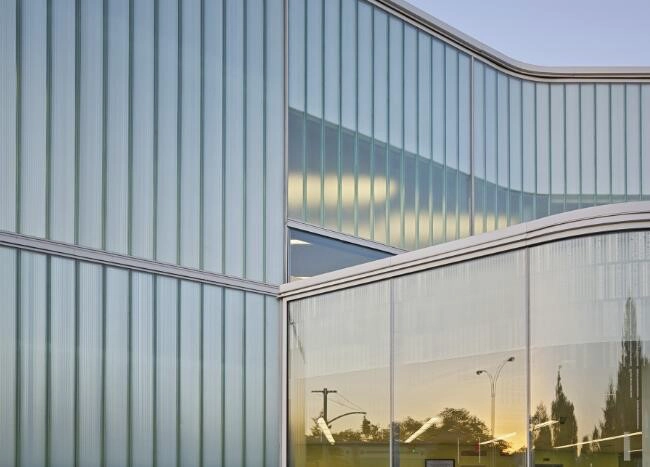 U channel glass for curtain wall
