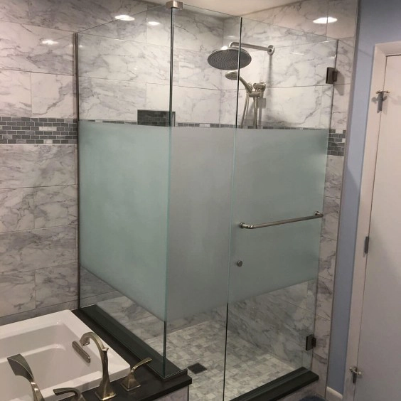 Personnalisé à l'acide dépoli givré trempé intérieur douche porte verre fabricant