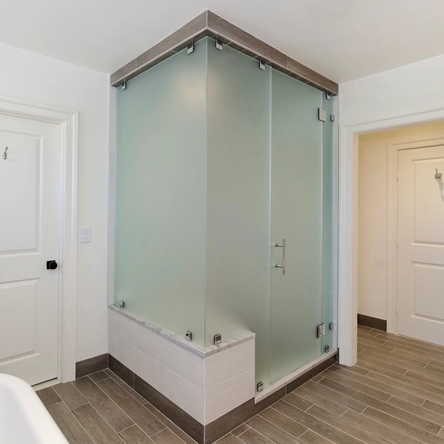 Personnalisé à l'acide dépoli givré trempé intérieur douche porte verre fabricant