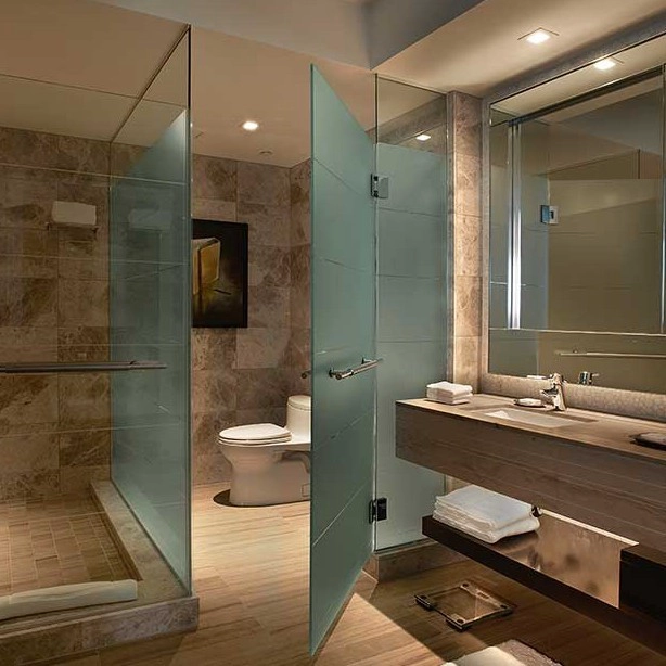 Personnalisé à l'acide dépoli givré trempé intérieur douche porte verre fabricant