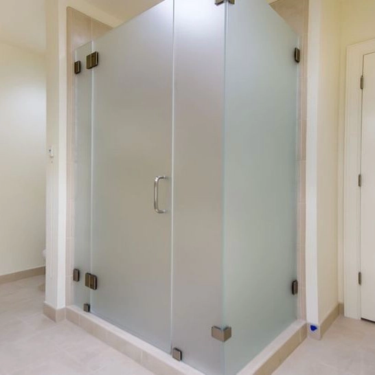 Personnalisé à l'acide dépoli givré trempé intérieur douche porte verre fabricant